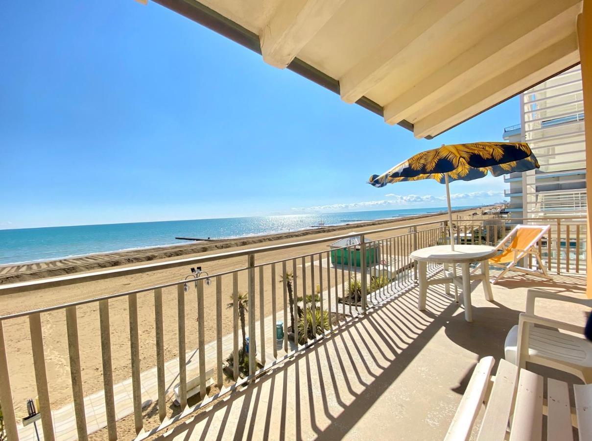 Villa Fronte Mare-Carraro Immobiliare Jesolo - Family Apartments Екстериор снимка