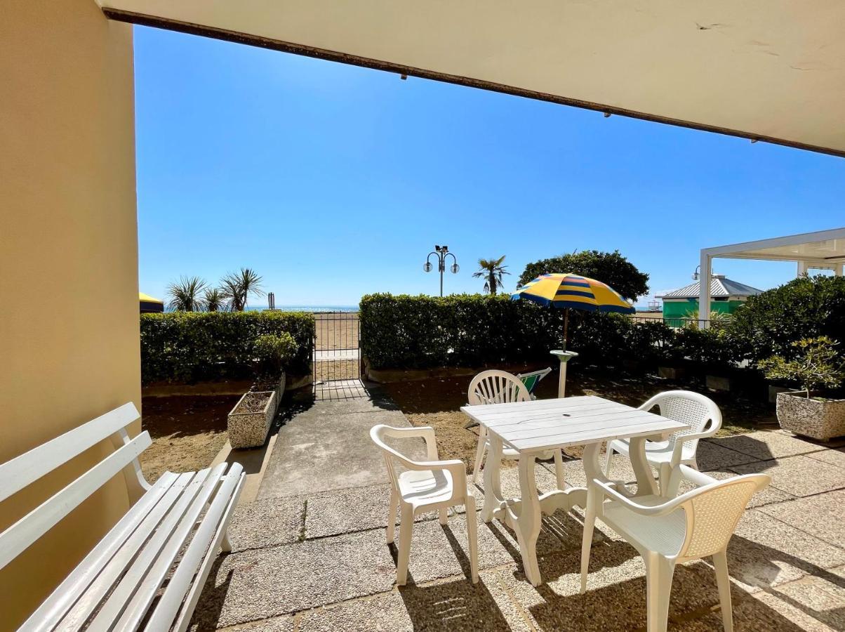 Villa Fronte Mare-Carraro Immobiliare Jesolo - Family Apartments Екстериор снимка