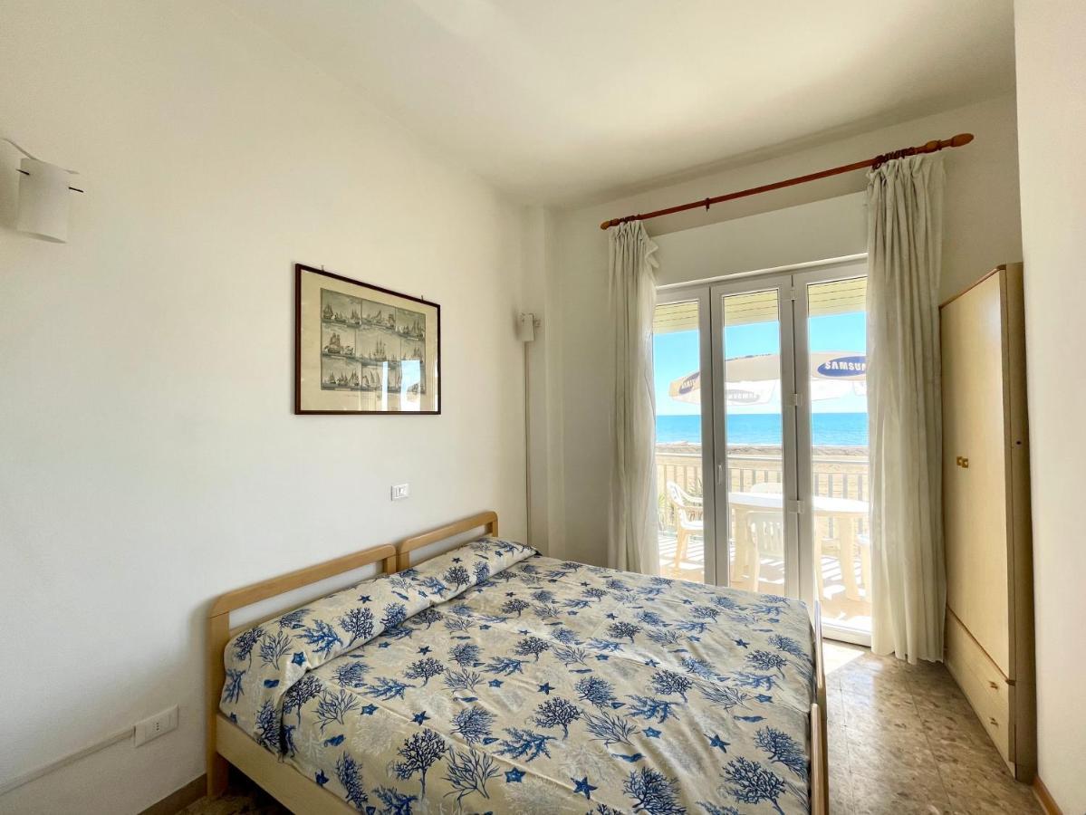 Villa Fronte Mare-Carraro Immobiliare Jesolo - Family Apartments Екстериор снимка