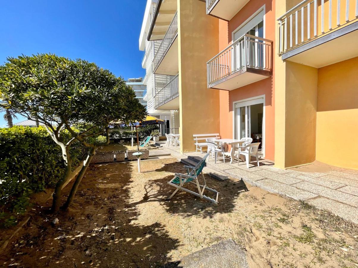 Villa Fronte Mare-Carraro Immobiliare Jesolo - Family Apartments Екстериор снимка
