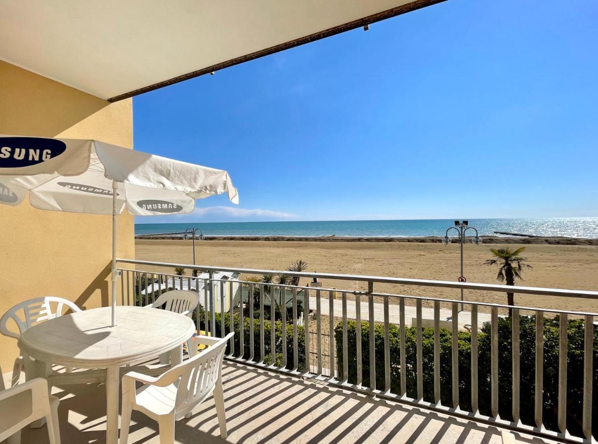 Villa Fronte Mare-Carraro Immobiliare Jesolo - Family Apartments Екстериор снимка