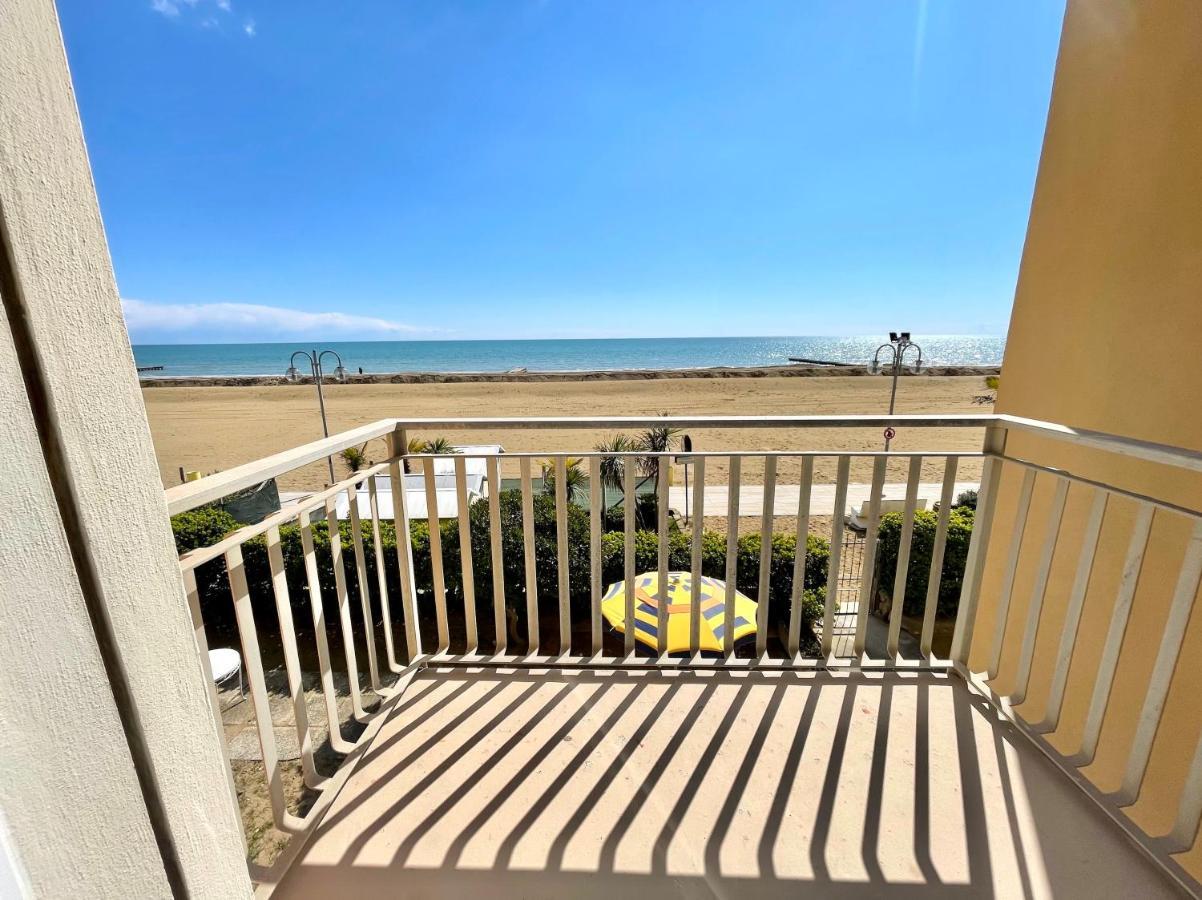 Villa Fronte Mare-Carraro Immobiliare Jesolo - Family Apartments Екстериор снимка